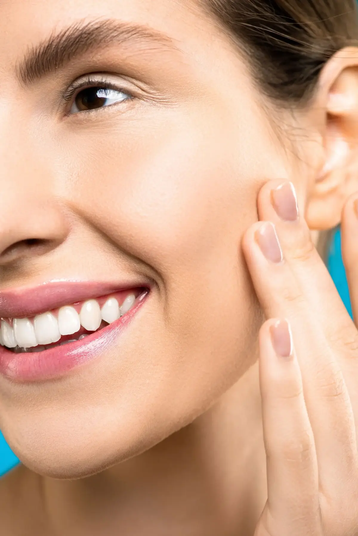 Mulher sorrindo com dentes claros depois do clareamento dental