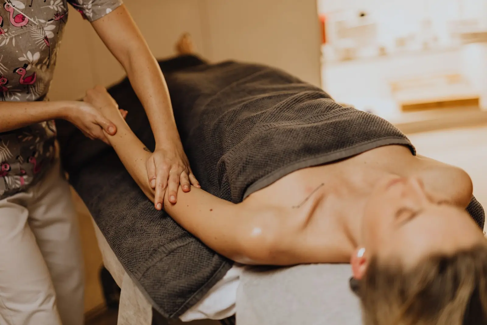 Mulher recebendo massagem corporal em ambiente tranquilo