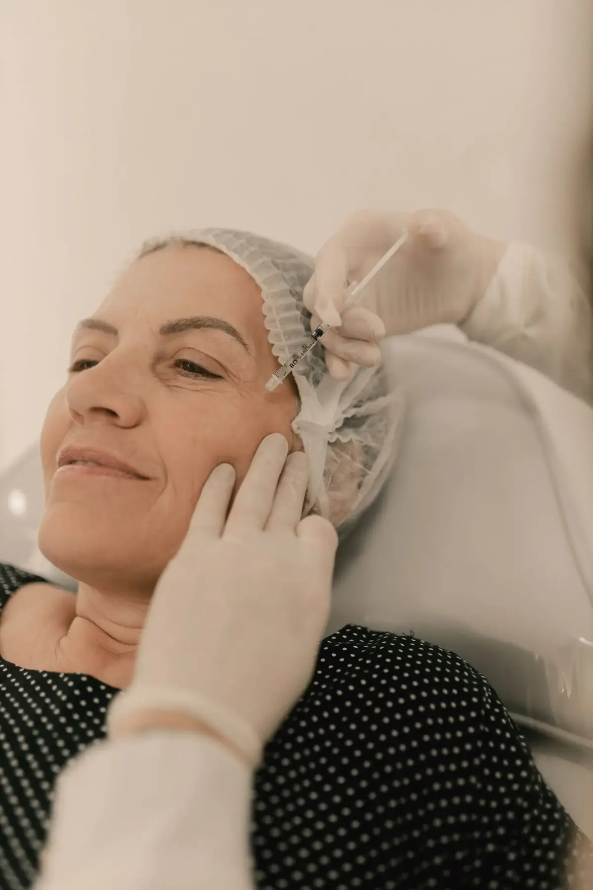 Mulher de meia-idade relaxada durante procedimento estético facial
