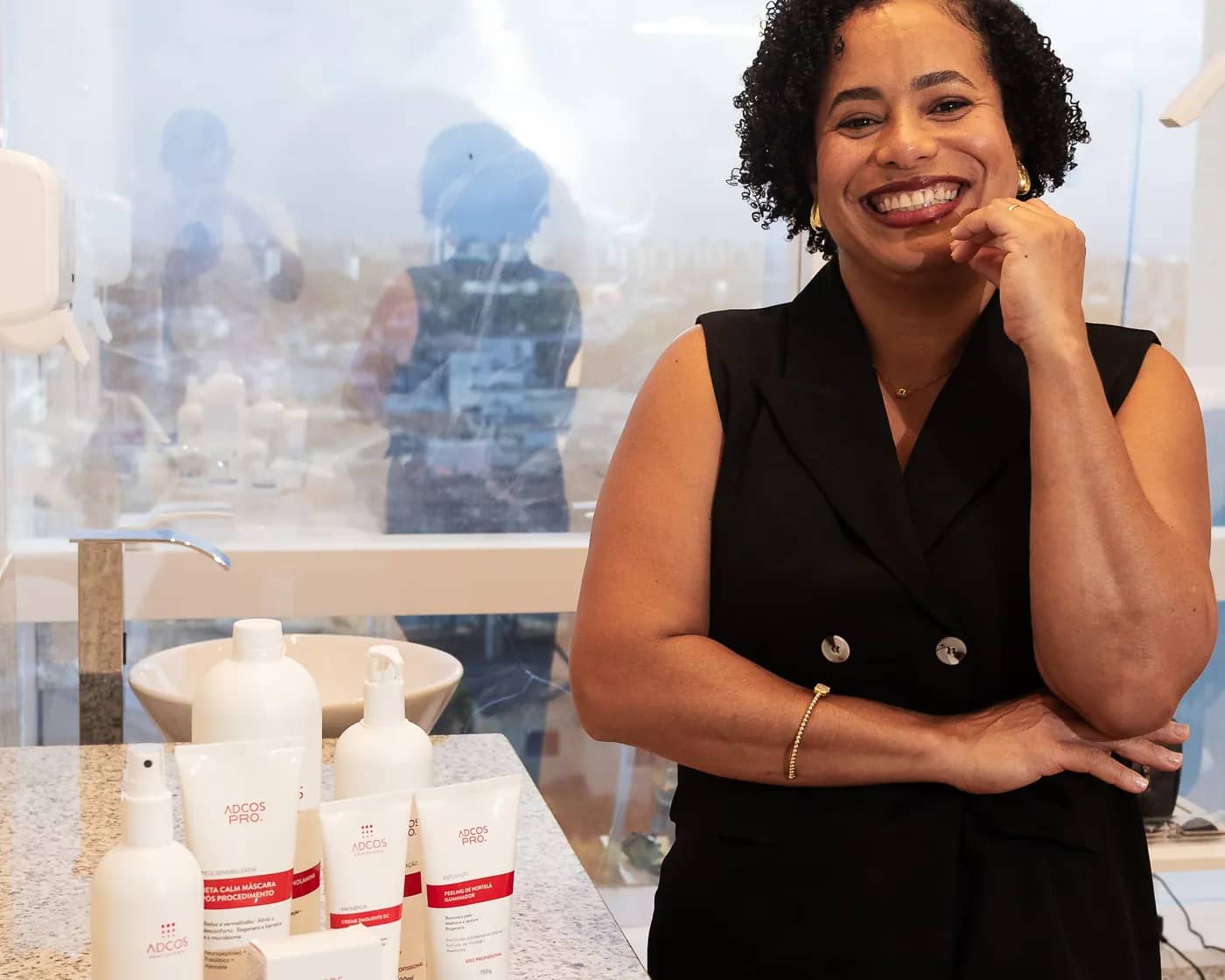Viviane Maia ao lado dos produtos usados nos protocolos de cuidados com a pele
