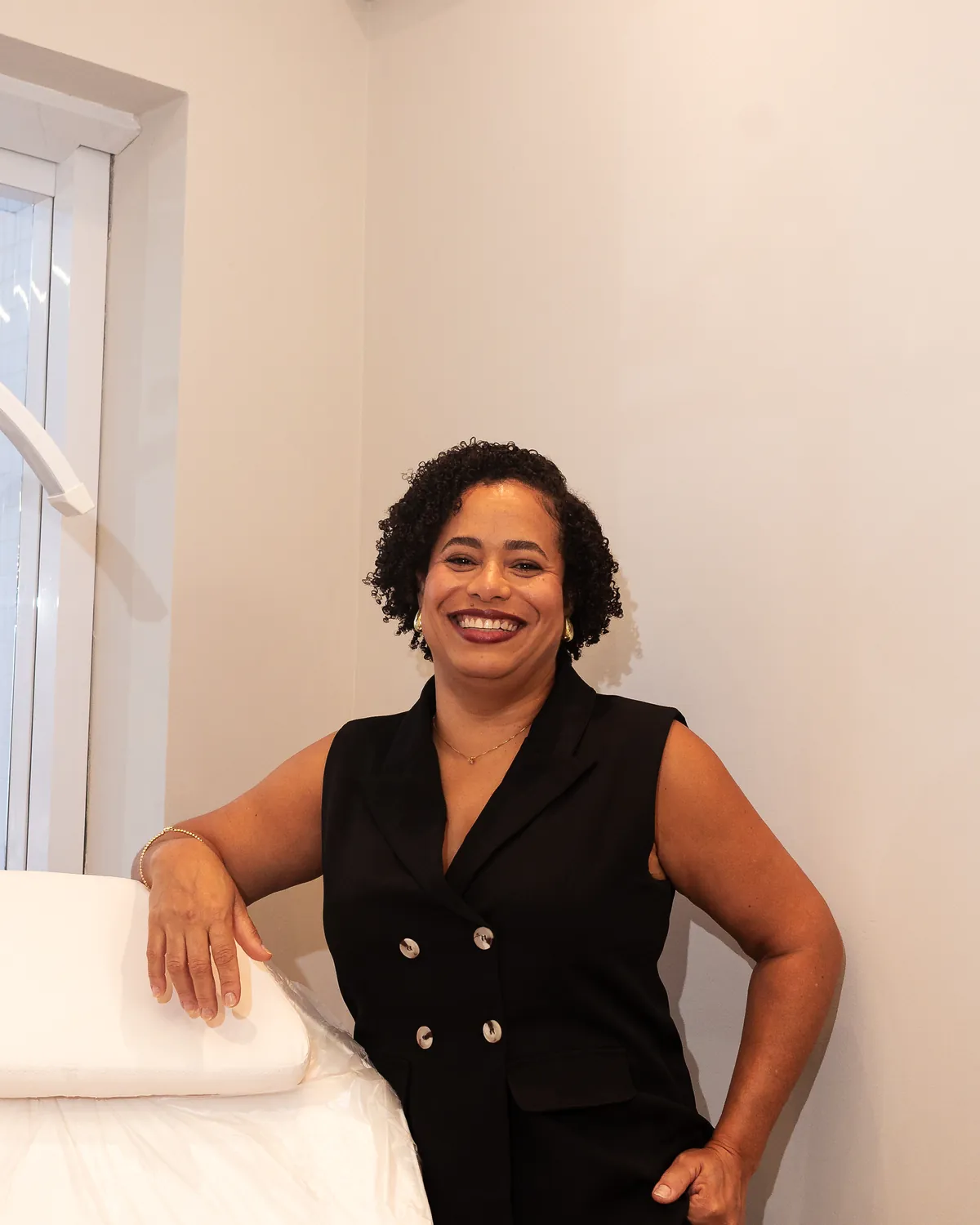 Viviane Maia, cosmetóloga e esteticista, na sala de estética da Essenza